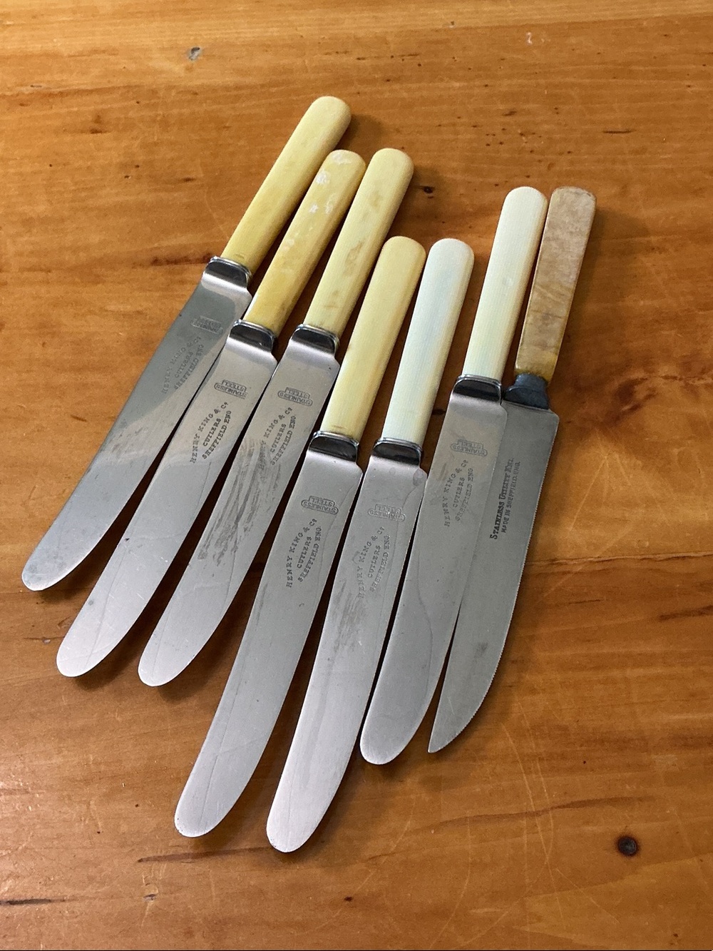Art Deco Set Gladwin of Sheffield England, set of 7 Bakelite knives